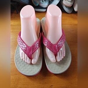 Vionic Pink Flip Flop Sandals – Women’s Size 10